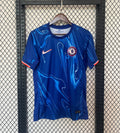 Maillot Chelsea 24/25 Le 12 -ème Maillot, maillot de football avec logo du club, couleurs bleues et détails du design.