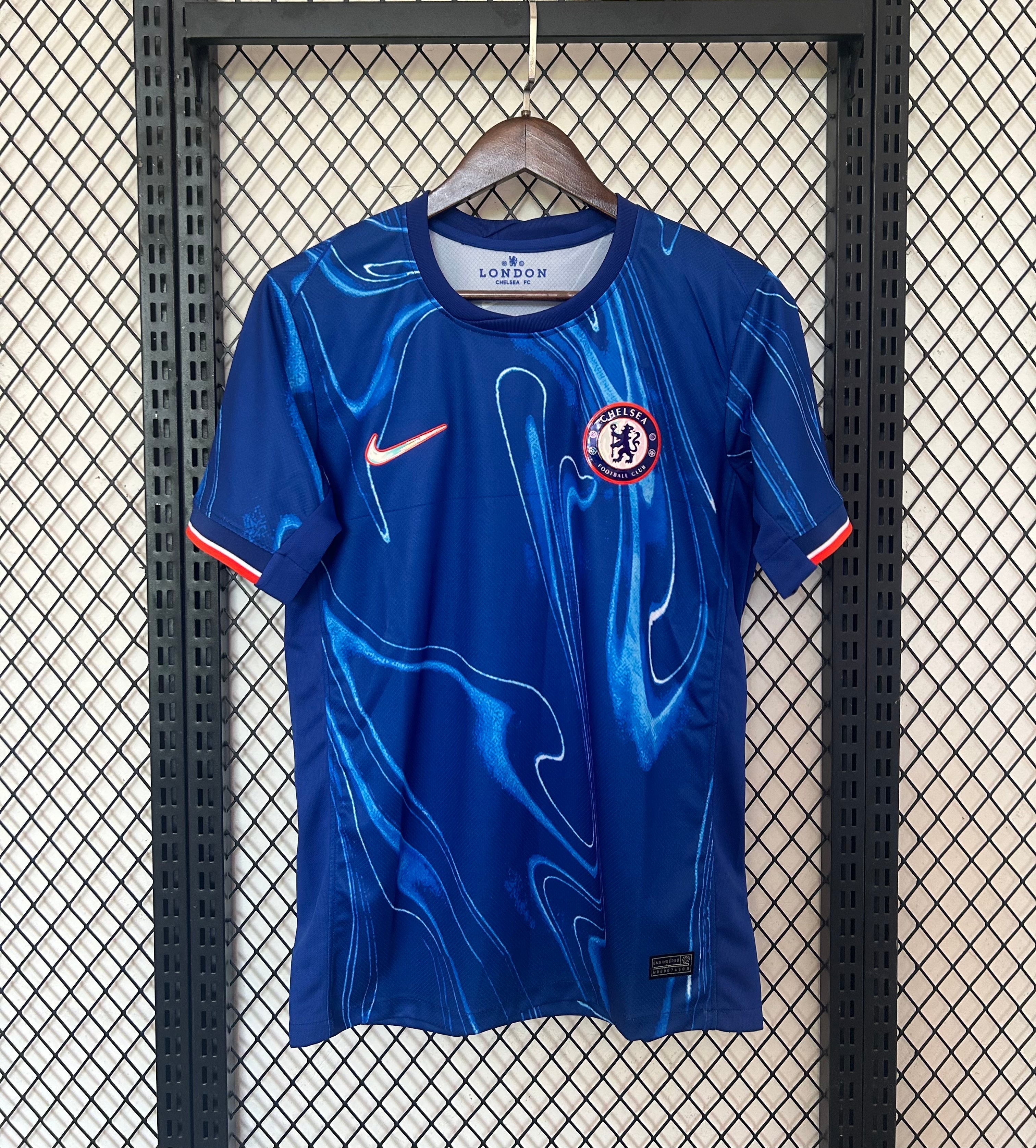 Maillot Chelsea 24/25 Le 12 -ème Maillot, maillot de football avec logo du club, couleurs bleues et détails du design.