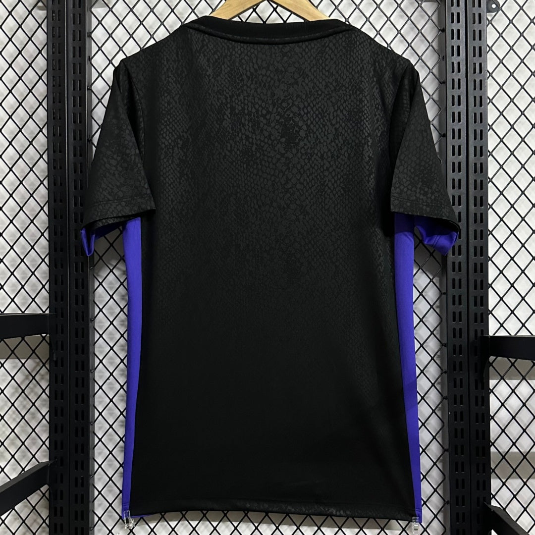 Maillot de football Barcelone Le 12 -ème Maillot, taille 25/26, couleur noire, détail du design du maillot Barcelona.
