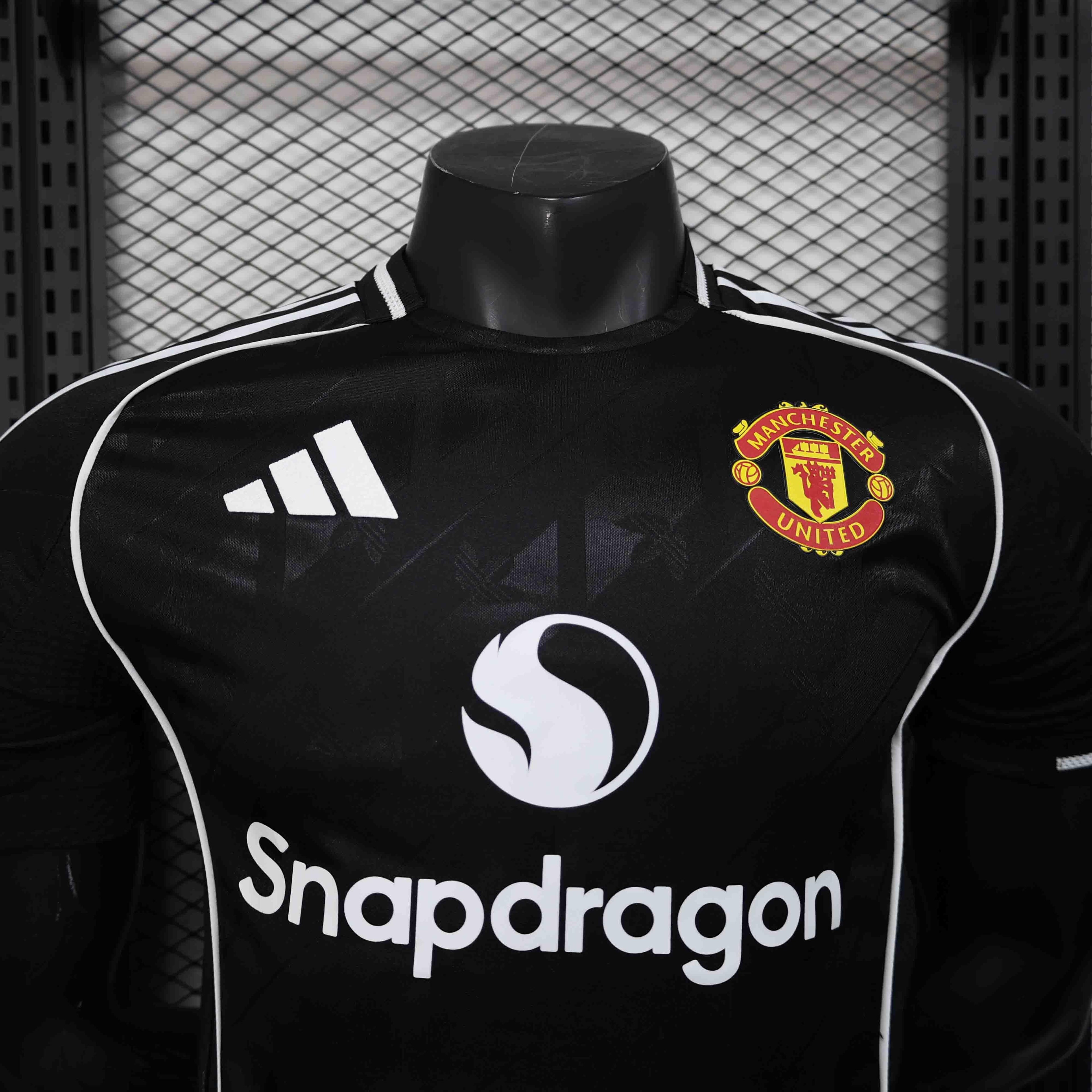 Maillot Manchester United concept 2025-26 de Le 12 -ème Maillot, maillot de football rouge avec logo et détails modernes.