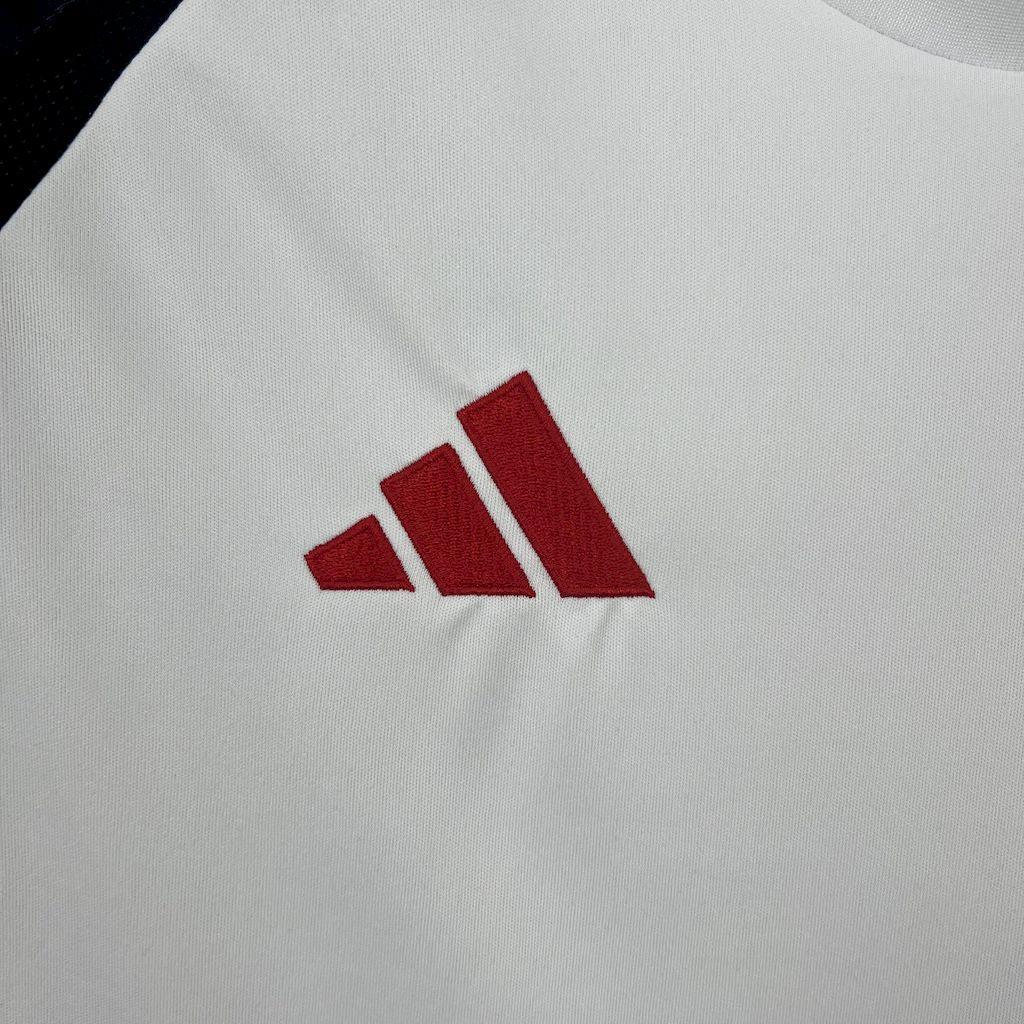 Maillot extérieur féminin Flamengo 2025-26 de la marque Le 12 -ème, vue de face avec logo et motifs rouges et noirs.