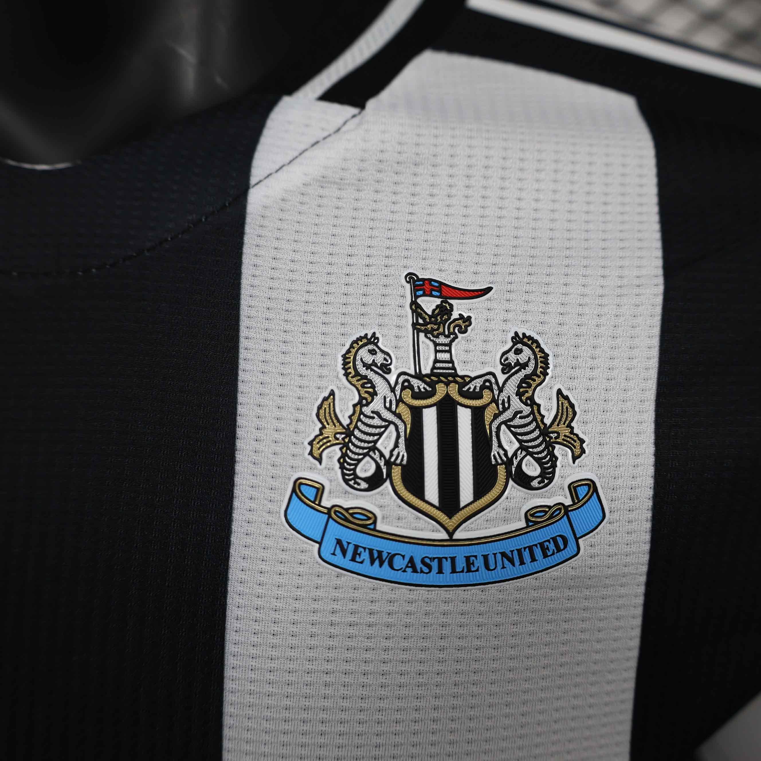 Maillot Newcastle 2024-25 Le 12 -ème Maillot, maillot de football avec logo et design officiel, vue frontale.