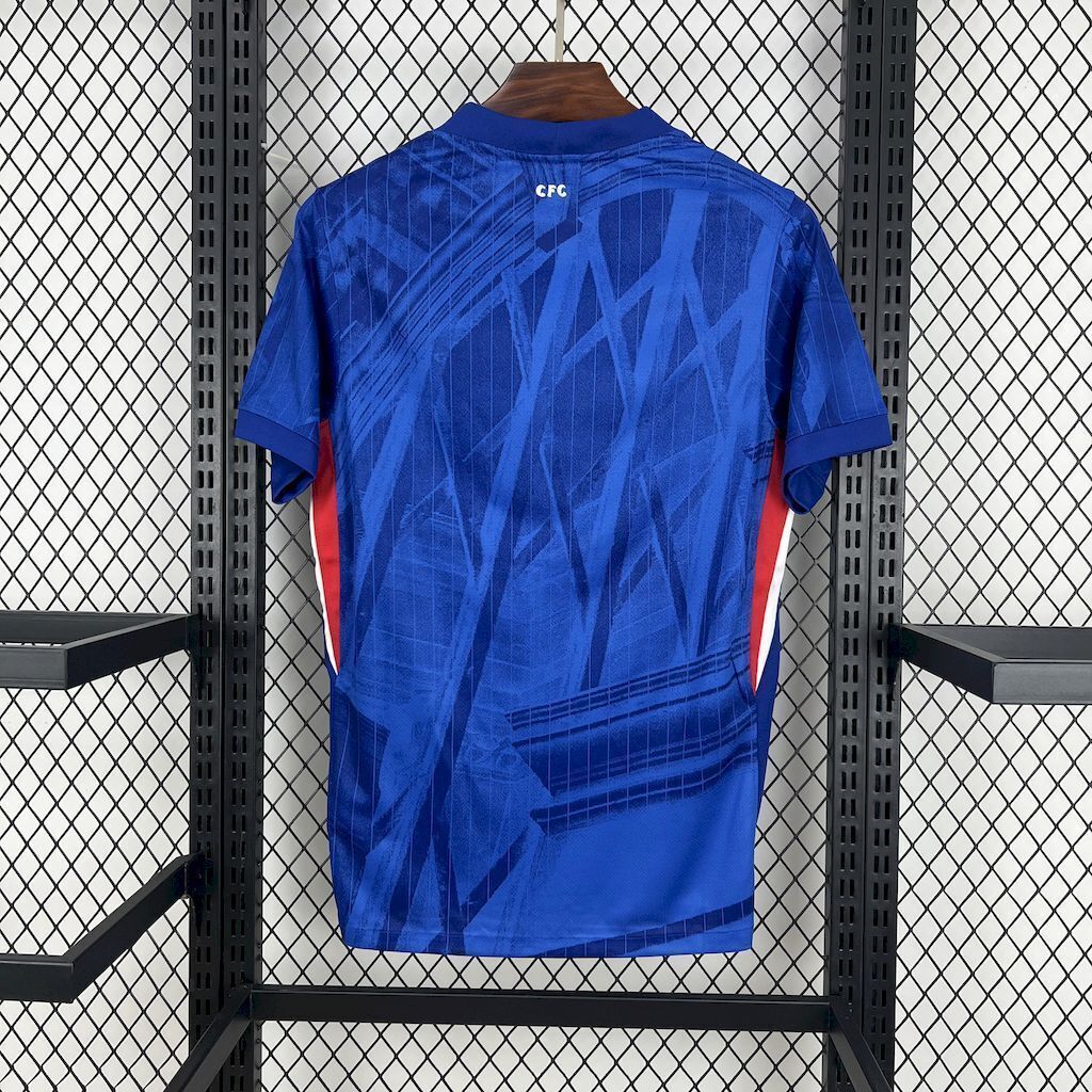 Maillot Chelsea 2025-26 Le 12 -ème Maillot, maillot de football bleu avec logo et détails de l'équipe sur le devant.