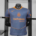 Maillot extérieur de l'Inter Milan 2025-26, marque Le 12-ème Maillot, avec logo du club et design en bleu et noir.