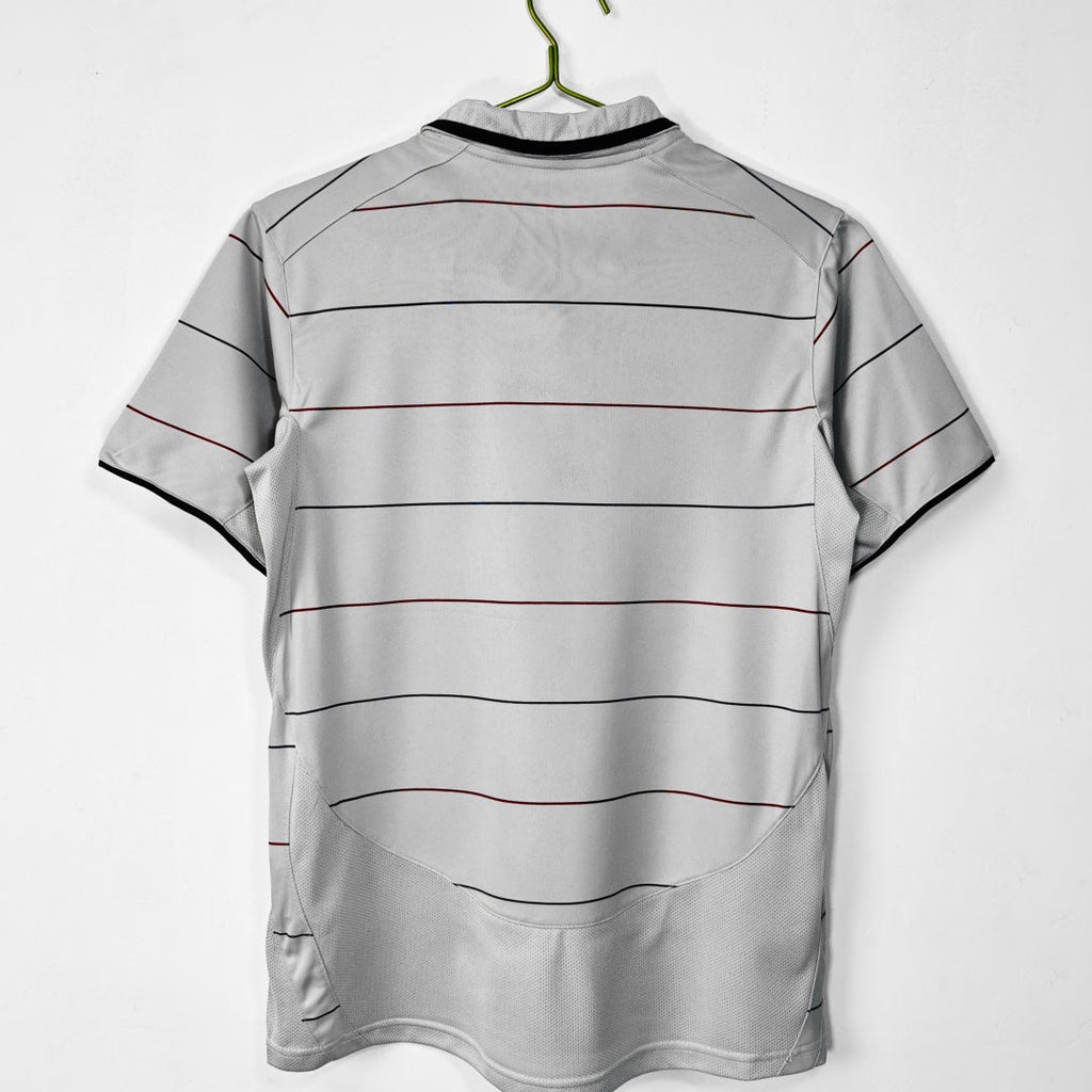 Maillot extérieur rétro du FC Barcelone 2003-2004, signé par la marque Le 12-ème Maillot, affichant le design classique de cette saison.
