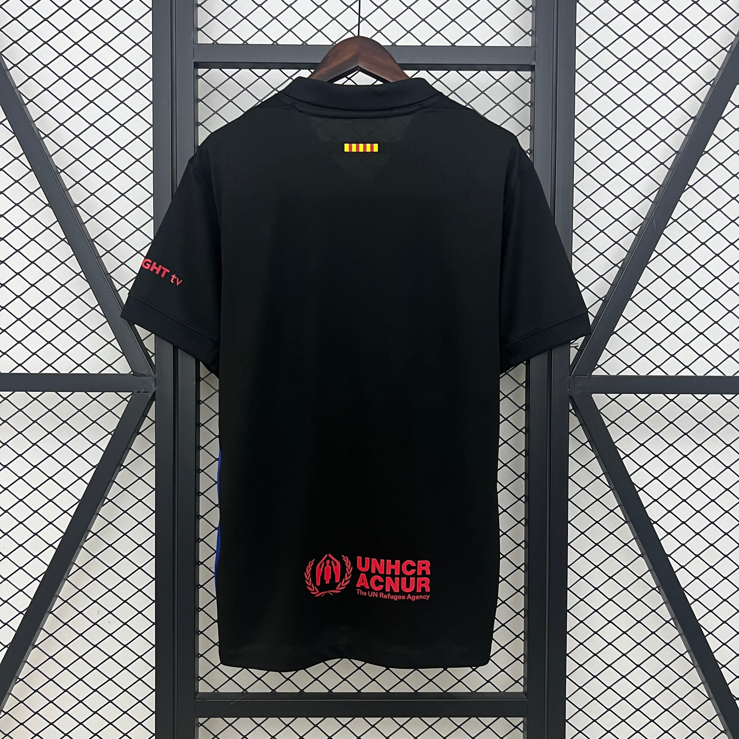 Maillot extérieur 24/25 Barcelone Le 12, maillot de football avec logo et design spécial, vue en gros plan.