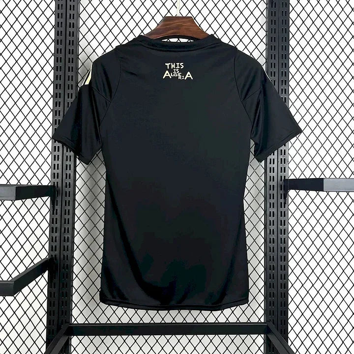 Maillot de football noir de l'Algérie 2025-2026, marque Le 12 -ème Maillot, vue de face avec détails du logo et design moderne