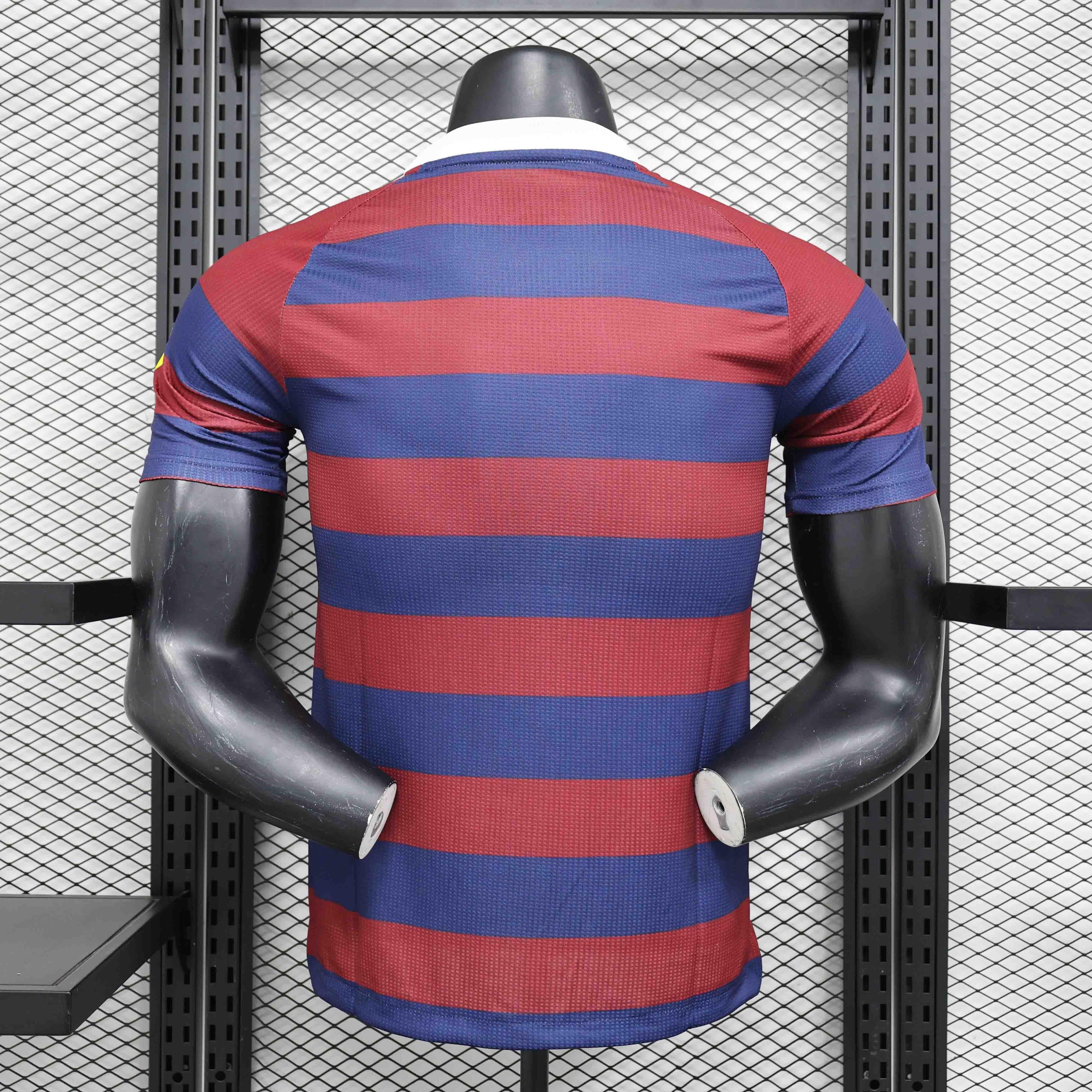 Maillot extérieur Newcastle 2024-25 de Le 12 -ème Maillot, vue du haut avec logo et design distinctif.