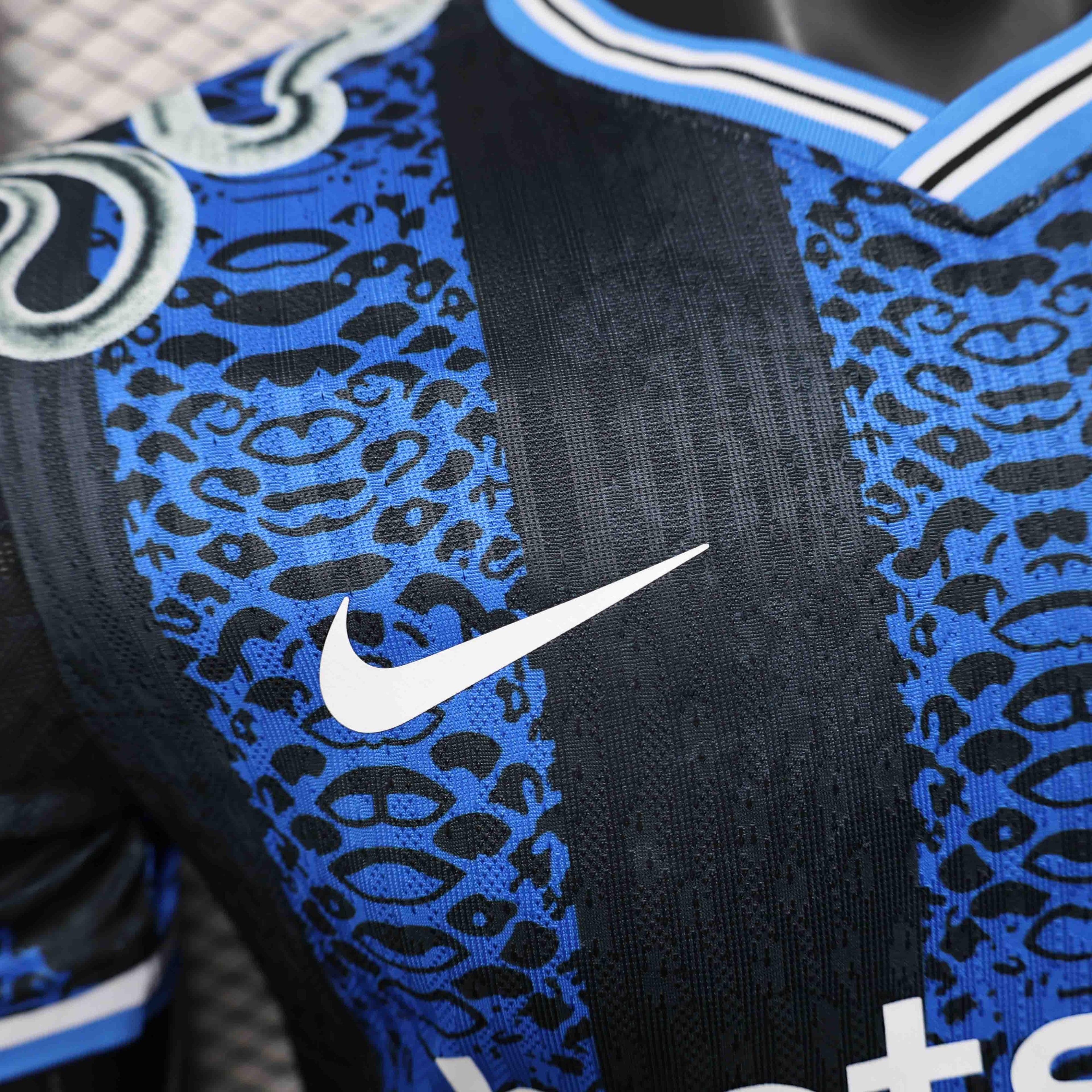 Maillot concept Inter Milan 2025-26 de Le 12 -ème Maillot, maillot de football bleu avec le logo du club et détails modernes