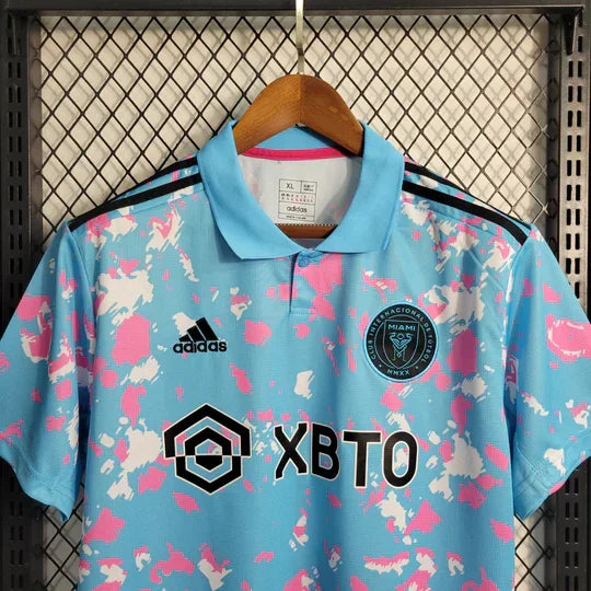 Maillot spécial de la saison 2023-2024 de l'Inter Miami, marque Le 12, avec logo et design unique sur le maillot de football.