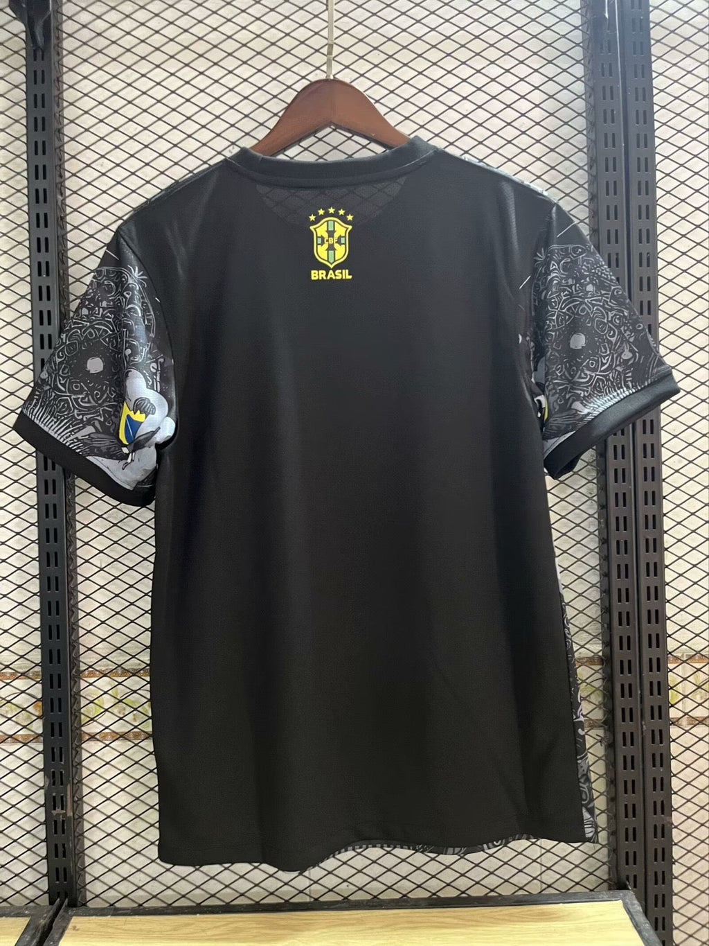 Maillot 24/25 Brésil noir, marque Le 12, avec logo et détails du maillot de football pour la saison 2024-2025.
