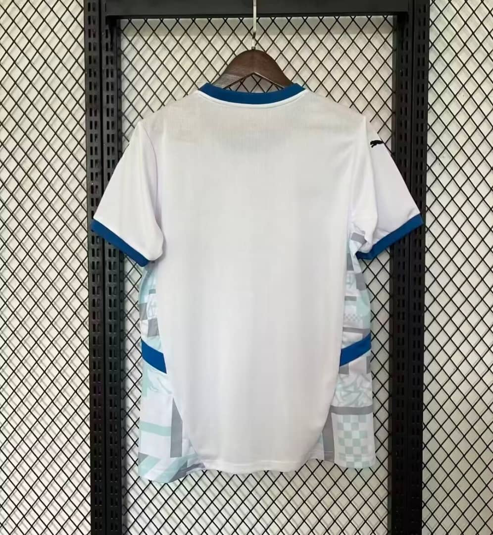 Maillot de football OM 24/25 Blanc Le 12-ème Maillot, maillot blanc avec logo et détails en bleu et rouge.