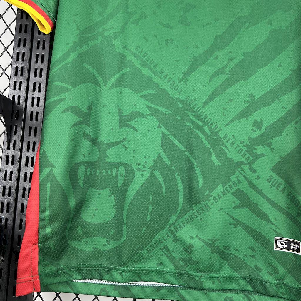 Maillot Cameroun CAN 2025-26 Le 12 -ème Maillot, maillot de football avec drapeau camerounais et logo de l'équipe nationale.