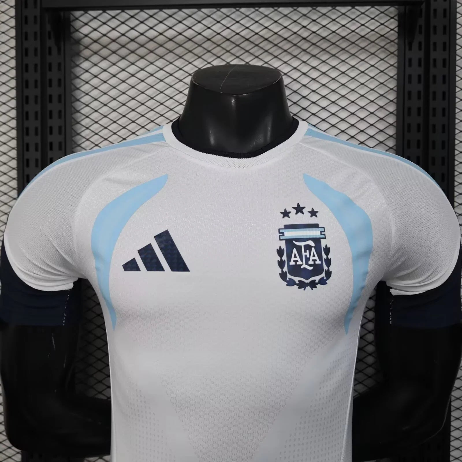 Maillot d'entraînement Argentine pour la Coupe du Monde 2026, marque Le 12, vue de face avec logo et détails du maillot.