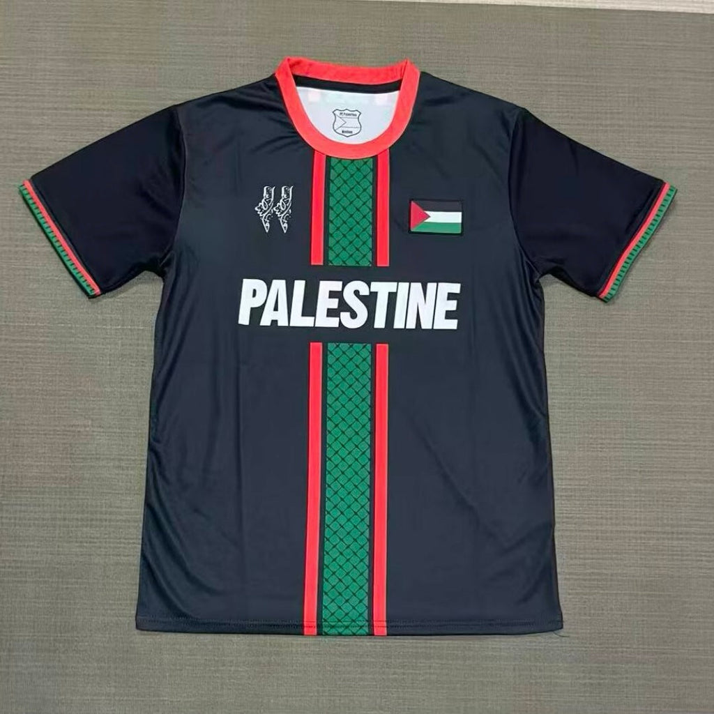 Maillot de football noir FC 25/26 Le 12 -ème Maillot, tissu respirant et logo visible, conçu pour les fans et joueurs.