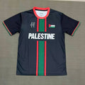 Maillot de football noir FC 25/26 Le 12 -ème Maillot, tissu respirant et logo visible, conçu pour les fans et joueurs.