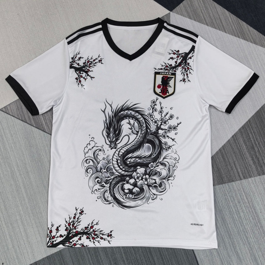 Maillot 25/26 Japon blanc avec dragon blanc, maillot de sport Le 12 -ème Maillot, design élégant et détails en blanc.