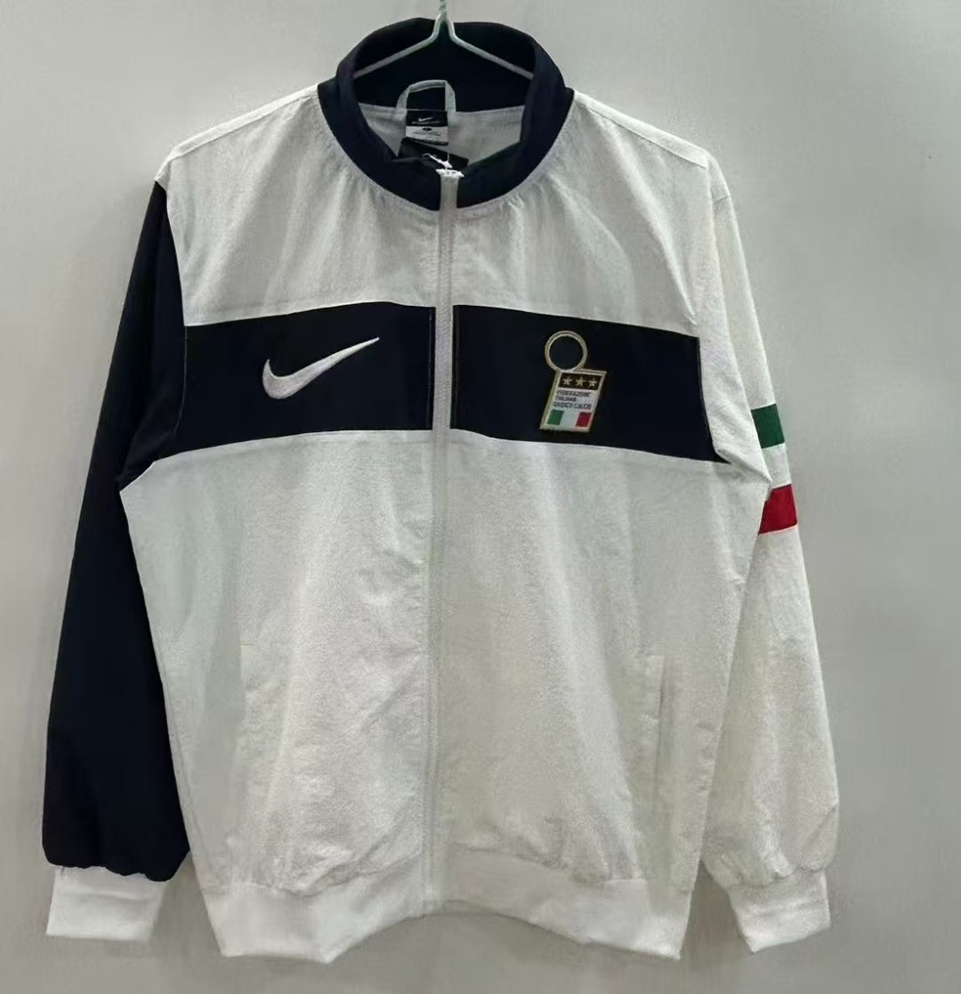 Veste coupe-vent réversible Le 12 -ème Maillot, veste légère avec design italien, visible côté extérieure en tissu noir et coloré.