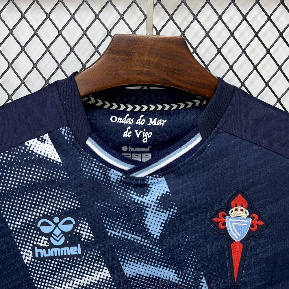 Maillot extérieur Celta Vigo 2025-26 Le 12 -ème Maillot, tissu bleu avec logo du club et détails de design.