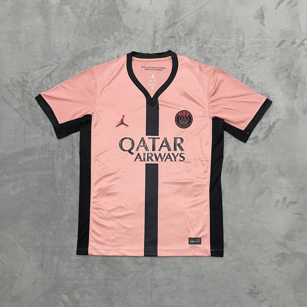 Maillot PSG Rose 2024/2025 Le 12 -ème Maillot, maillot de football rose avec logo et détails du Paris Saint-Germain.