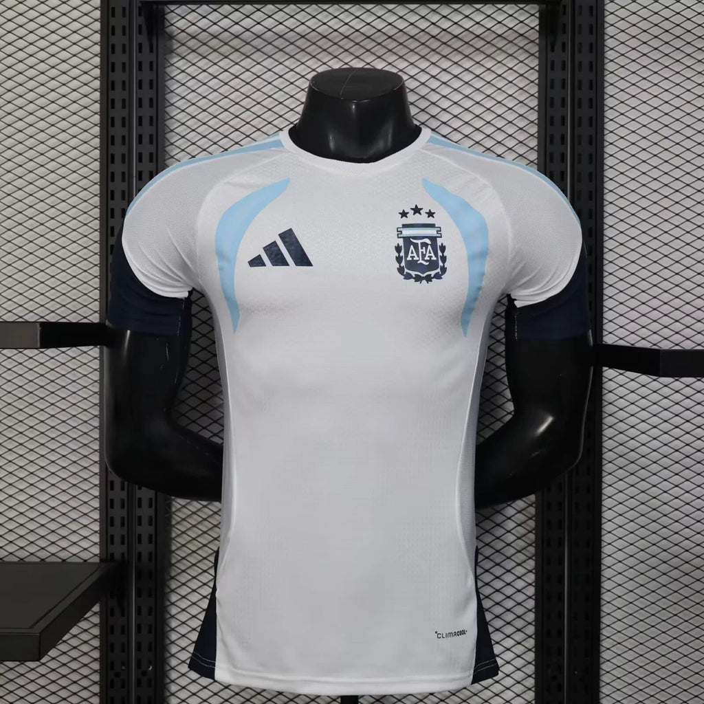 Maillot de entraînement Argentine Coupe du Monde 2026 Le 12, en tissu léger avec logo national et détails bleus et blancs.