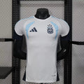 Maillot de entraînement Argentine Coupe du Monde 2026 Le 12, en tissu léger avec logo national et détails bleus et blancs.