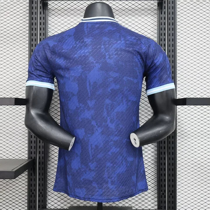 Maillot de football Argentine 2024-2025, Le 12 -ème Maillot, vue de face avec détails du design bleu et blanc.