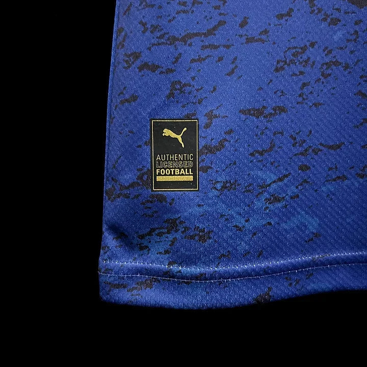Maillot Manchester City 2023/24 Le 12 -ème Maillot, vue de face, avec logo et détails du design officiel de la saison.