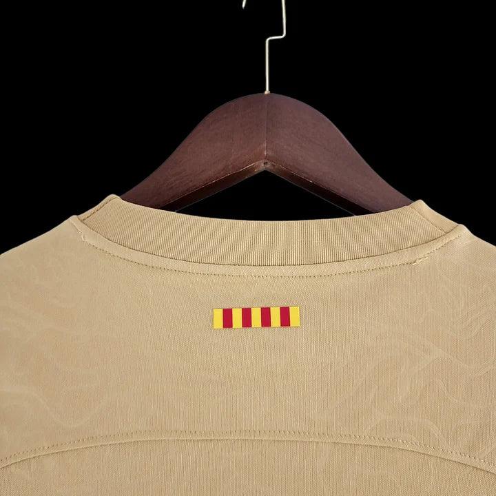 Maillot extérieur du FC Barcelone 2022/23 Le 12 -ème Maillot, logo et design de l'équipe visible.