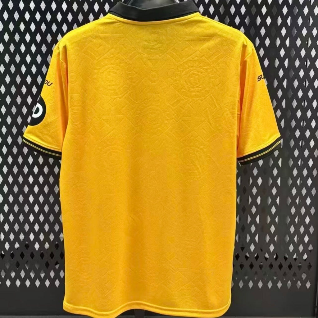 Maillot domicile Wolverhampton 25/26 de Le 12 -ème Maillot, maillot de football avec logo et couleurs officielles.