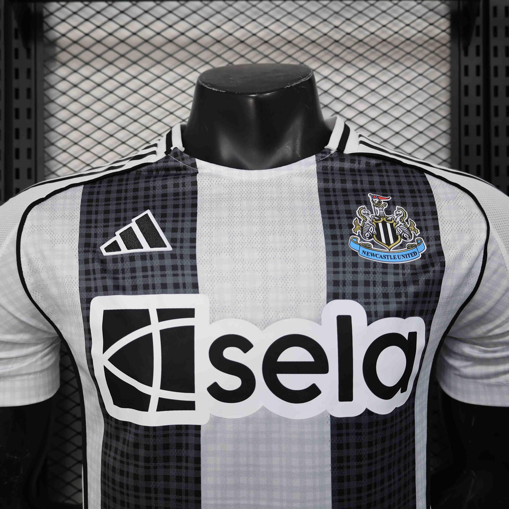 Maillot Newcastle 2025-26 Le 12 -ème Maillot, maillot de football bleu avec logo de l'équipe et détails de conception.