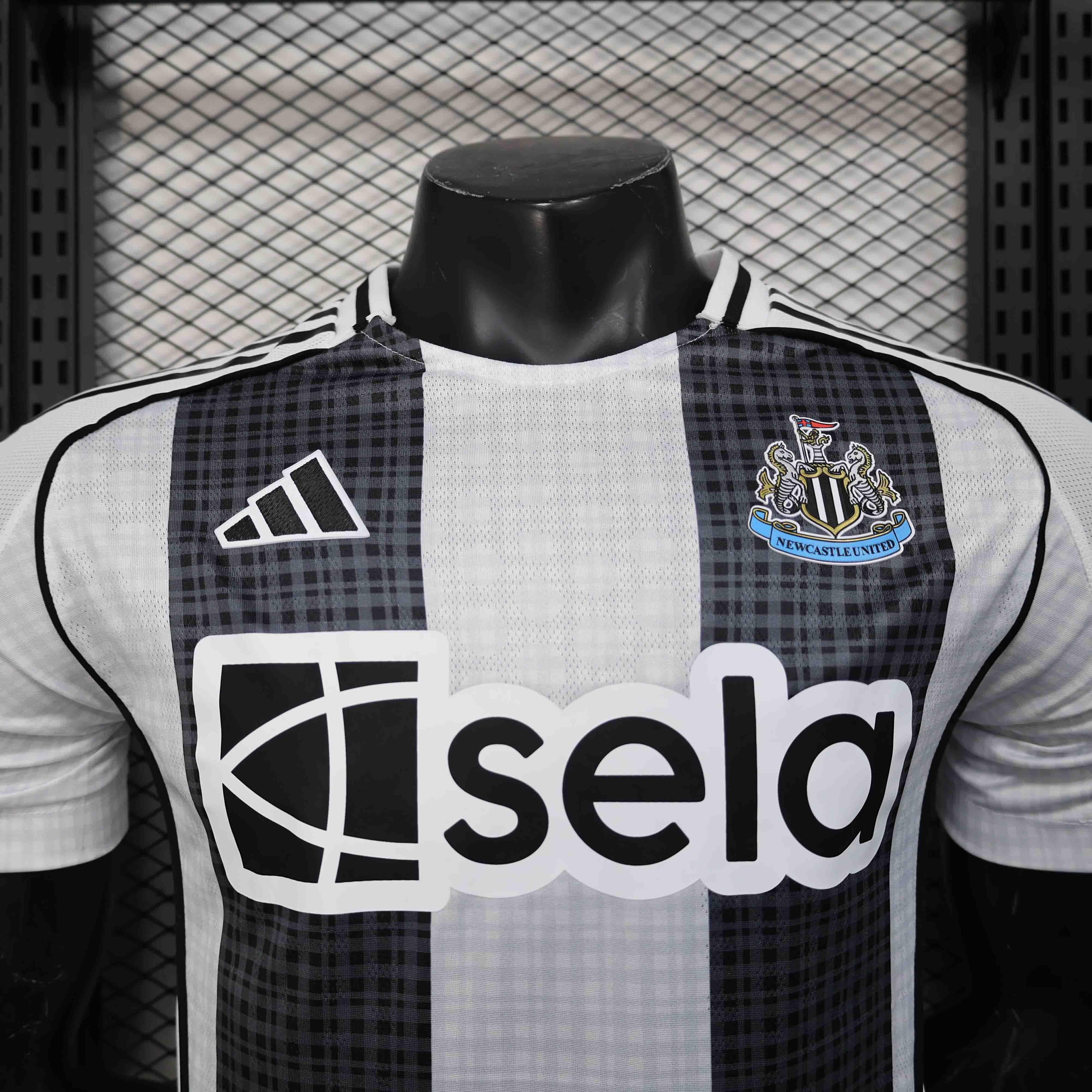 Maillot Newcastle 2025-26 Le 12 -ème Maillot, maillot de football bleu avec logo de l'équipe et détails de conception.