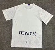 Maillot Toulouse 2023/24 de la collection Le 12 -ème Maillot, vue du devant avec logo et design de l'équipe.