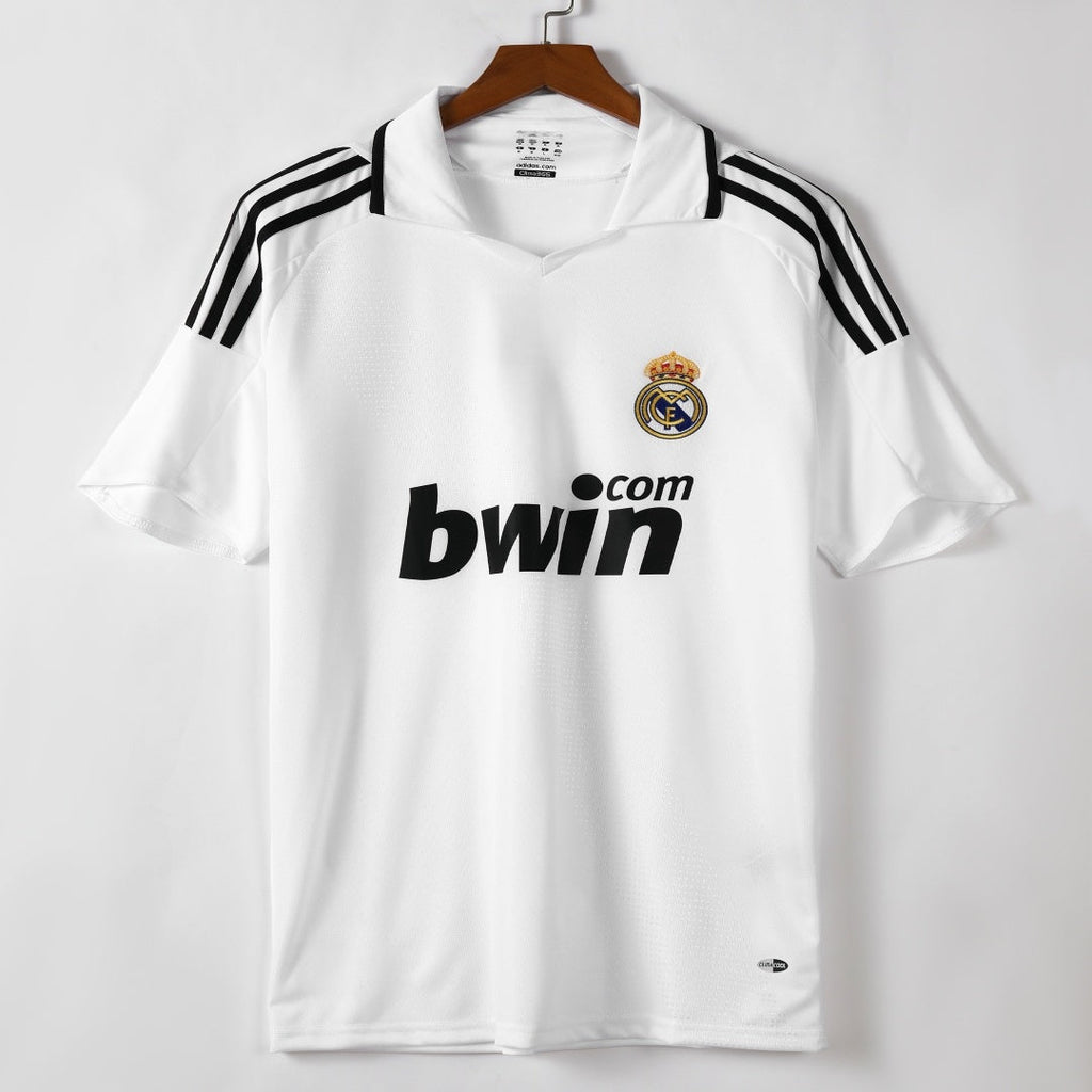 Maillot domicile rétro Real Madrid 2008-2009, marque Le 12-ème Maillot, avec logo et design classique blanc et violet.