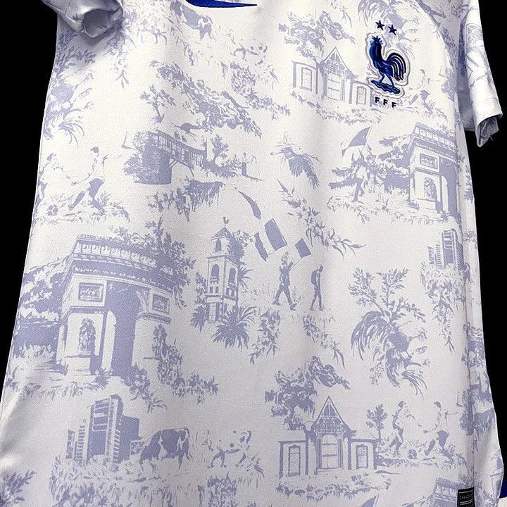 Maillot extérieur de l'équipe de France 2022-2023 pour la Coupe du Monde, marque Le 12 -ème Maillot, vue frontale.