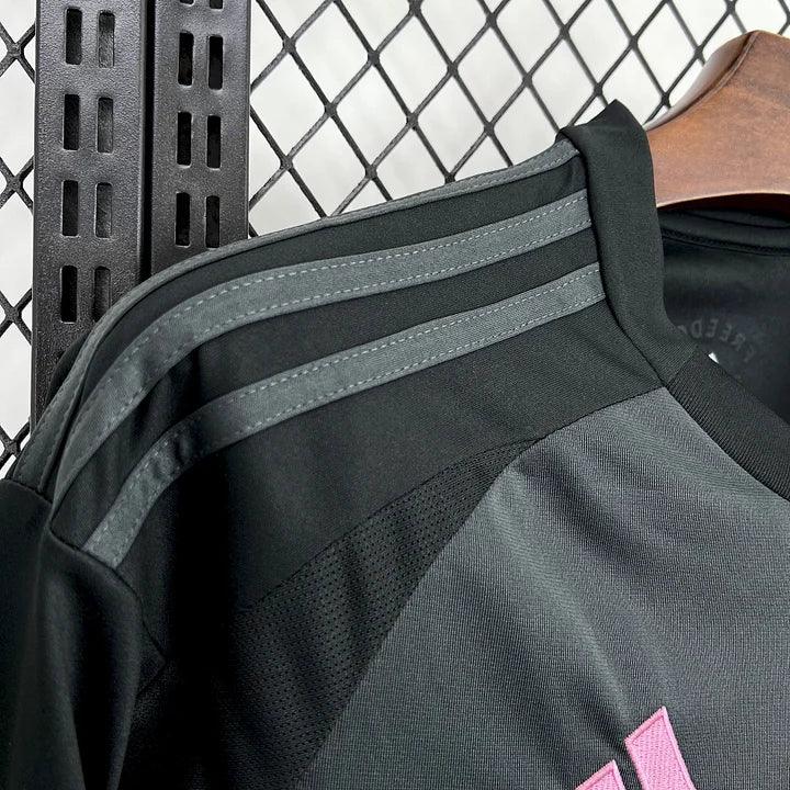 Maillot de football noir Inter Miami 2025-2026 de la marque Le 12-ème Maillot, vue de face avec logo et détails du design.