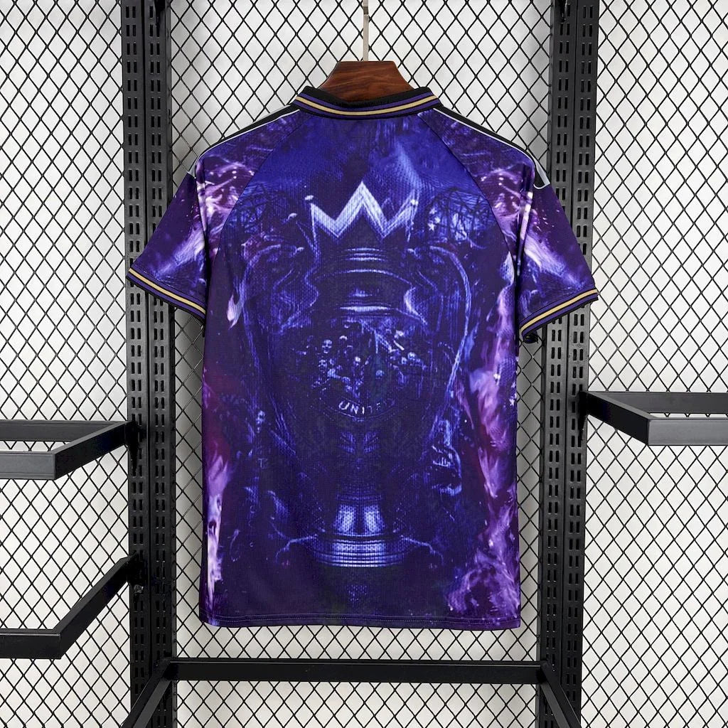 Maillot Manchester United concept 2025-26 de Le 12 -ème Maillot, maillot de football rouge avec logo et détails de l'équipe.