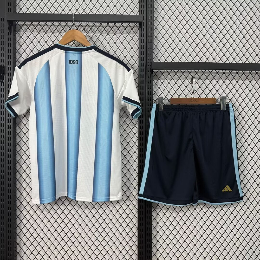 Ensemble domicile adulte Argentine 25/26 de Le 12 -ème Maillot, maillot de football avec logo et couleurs traditionnelles.