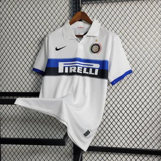 Maillot rétro Inter Milan 2009-2010 Le 12-ème Maillot, maillot de football blanc avec détails bleus et noirs, vue de face.