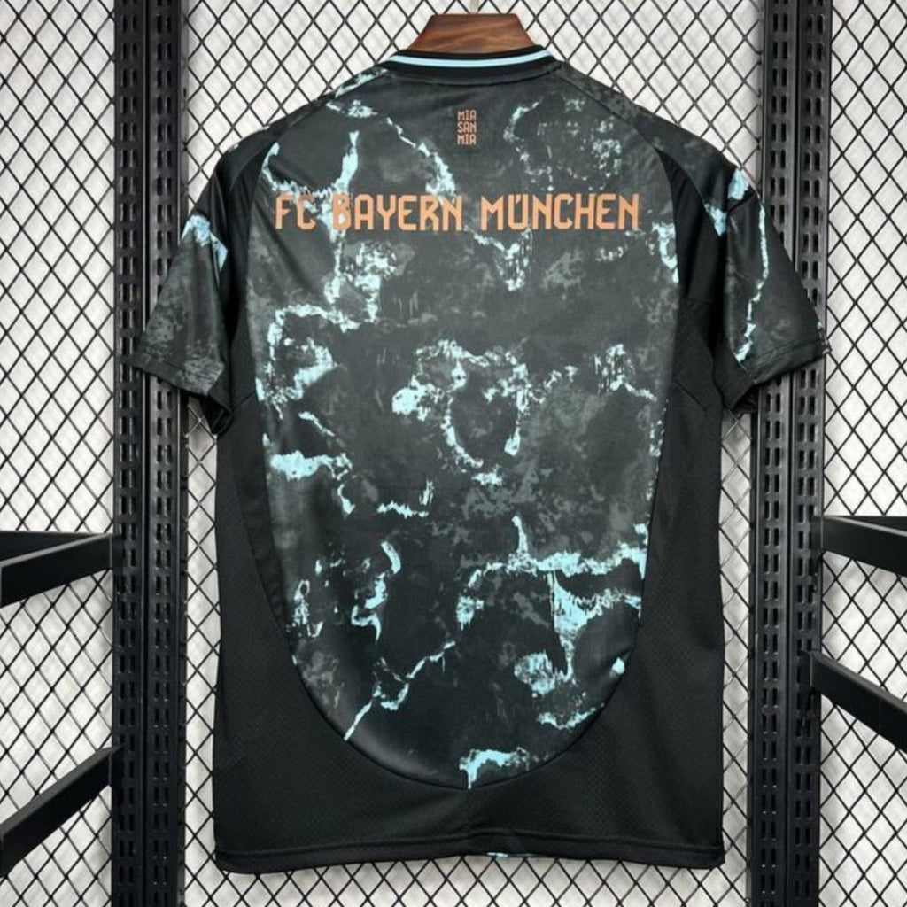 Maillot extérieur Bayern Munich 2024/2025 Le 12 avec logo et design officiel, vue de face sur fond blanc.