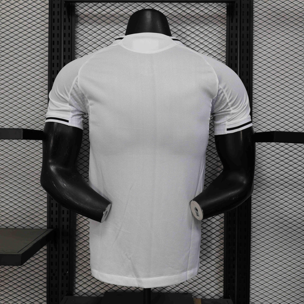 Maillot Newcastle 2025-26 Le 12 -ème Maillot, jersey de football avec logo de l'équipe et design moderne, porté par un modèle.