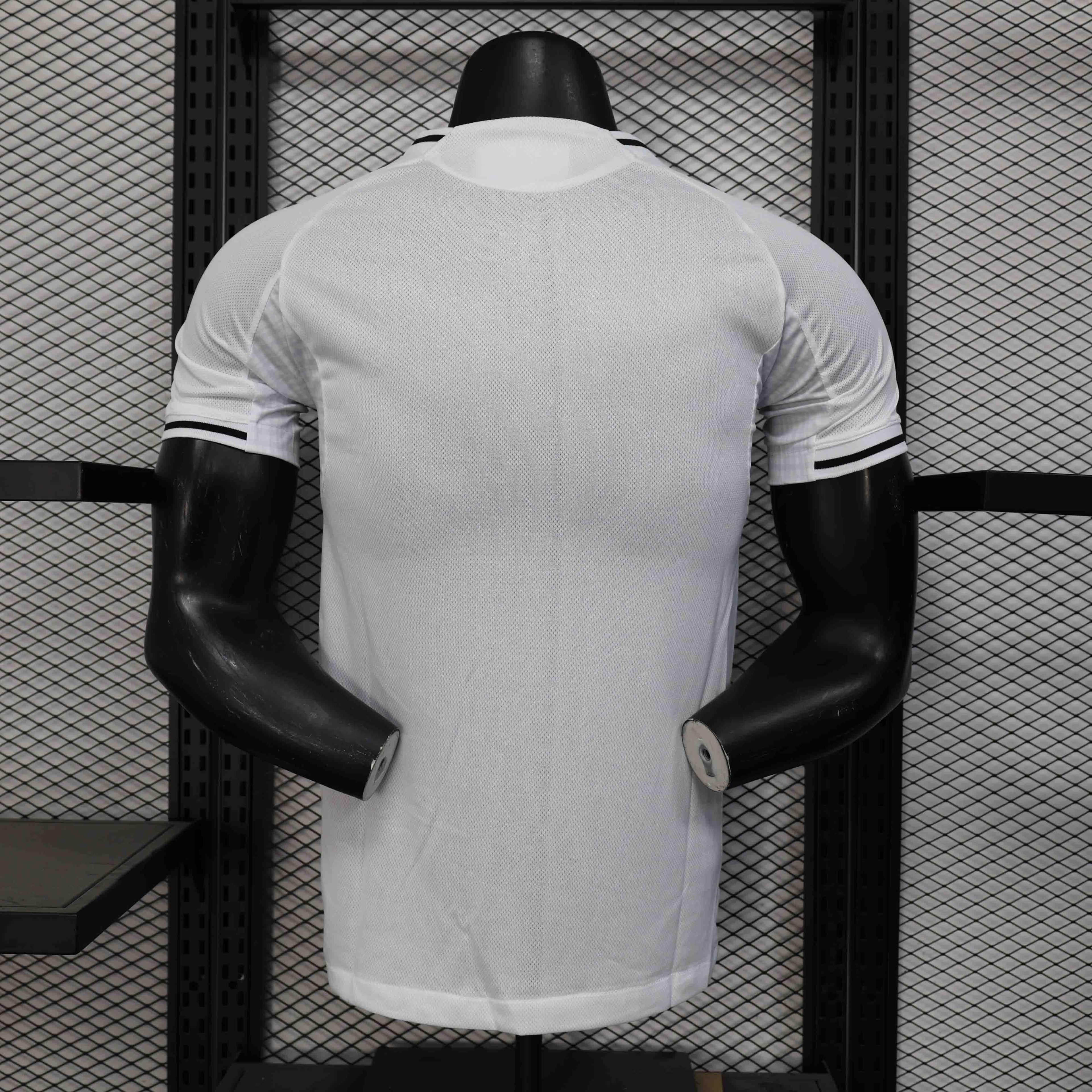 Maillot Newcastle 2025-26 Le 12 -ème Maillot, jersey de football avec logo de l'équipe et design moderne, porté par un modèle.