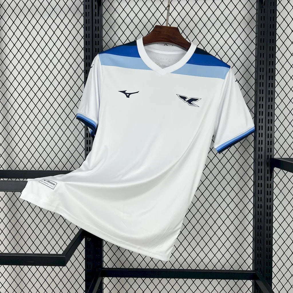 Maillot Lazio 2025-26 de la marque Le 12 -ème Maillot, vue de face avec logo et détails du design bleu et blanc.