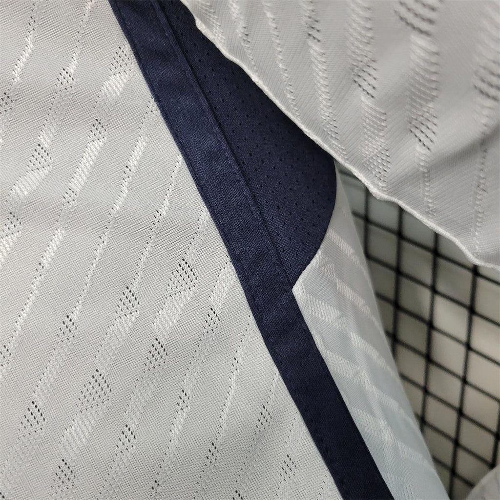 Maillot à manches longues 23-24 Real Madrid Le 12-ème Maillot, maillot de football avec logo et détails du club.