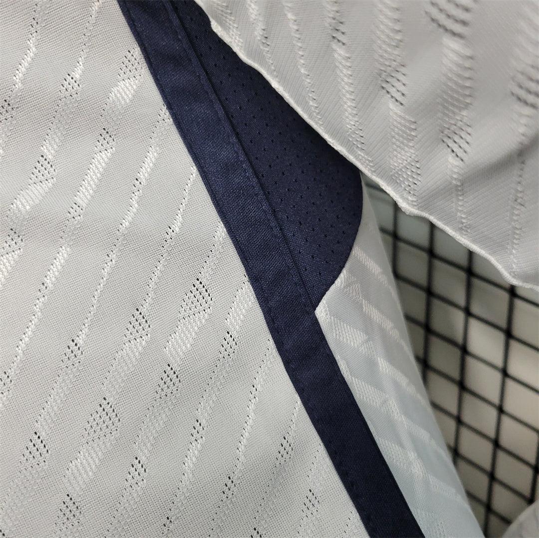Maillot à manches longues 23-24 Real Madrid Le 12-ème Maillot, maillot de football avec logo et détails du club.