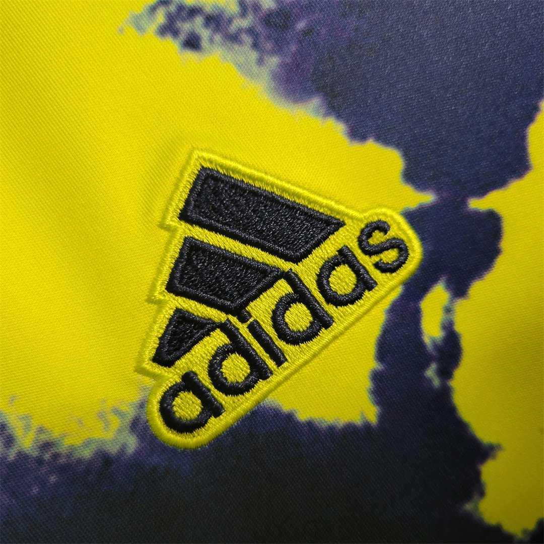 Maillot extérieur Leeds United 2022-23 Le 12-ème Maillot, maillot de football bleu avec logo et détails officiels.