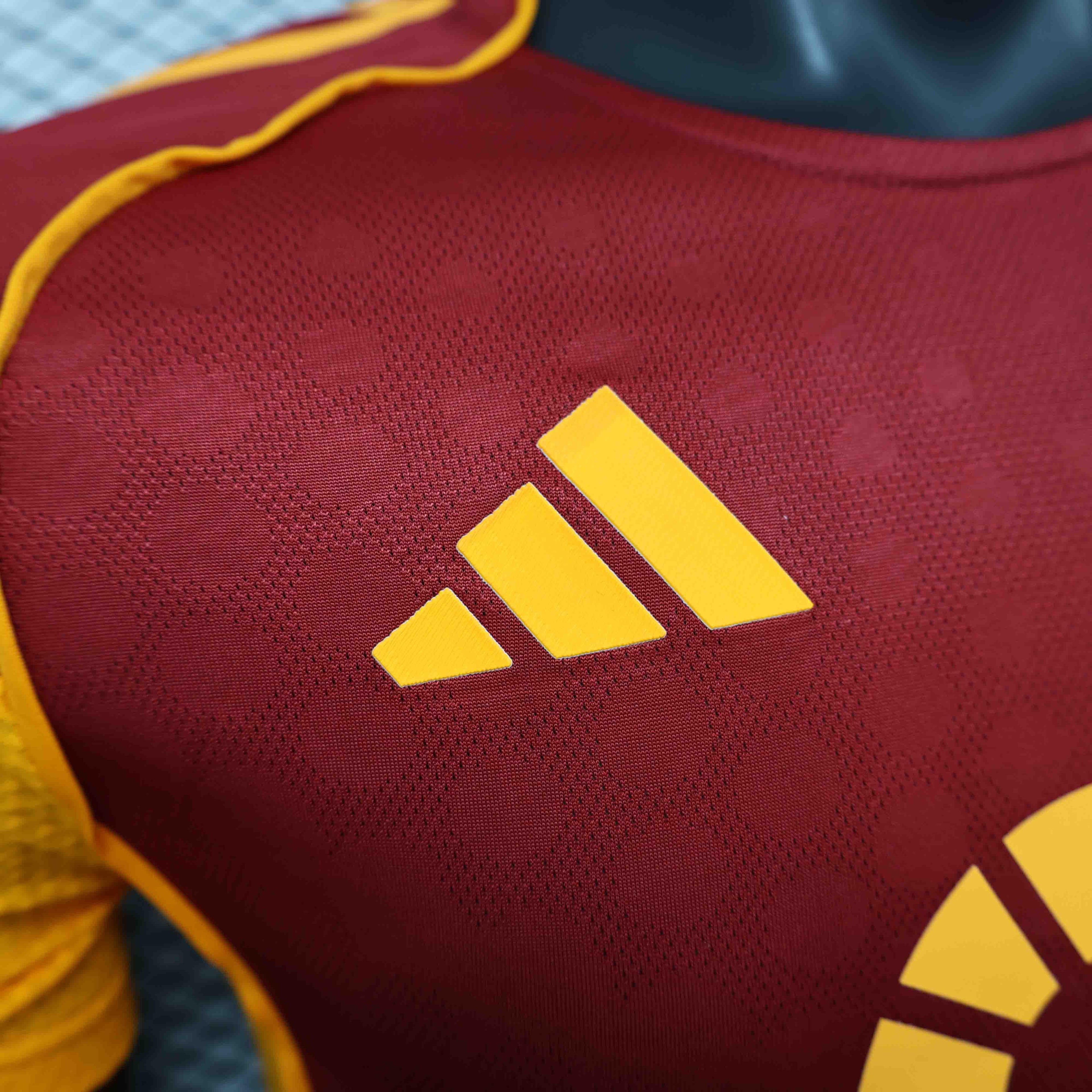 Maillot de football Roma 2025-26 de la marque Le 12 -ème Maillot, vue de face avec logo et design officiel.