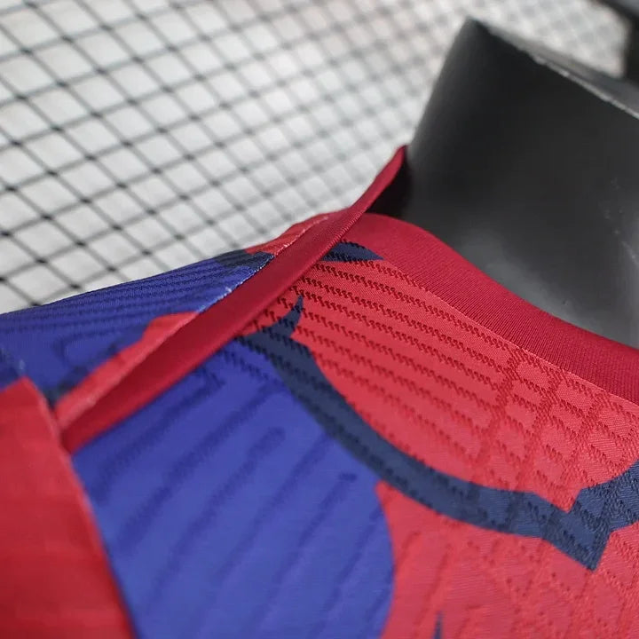 Maillot de football FC Barcelone 2024-2025 Pre-Match Le 12 en tissu technique, logo blaugrana visible, design moderne et sportif