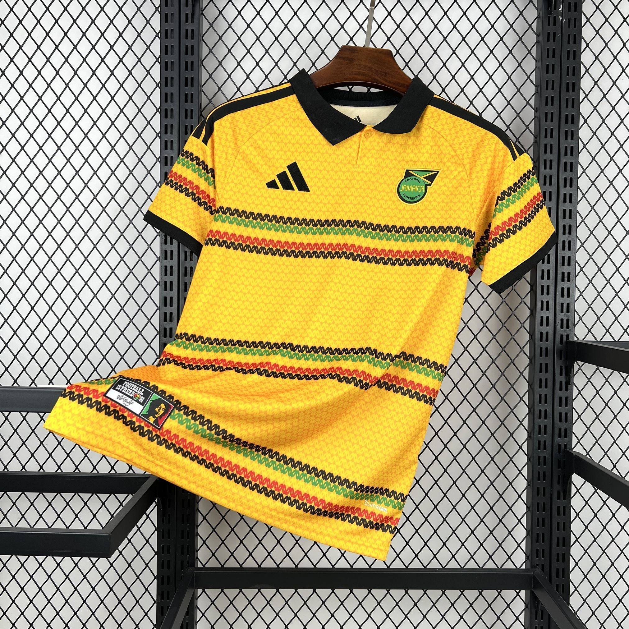 Maillot Jamaique Coupe du Monde 2026 Le 12 -ème Maillot, maillot de football avec couleurs nationales et logo officiel.