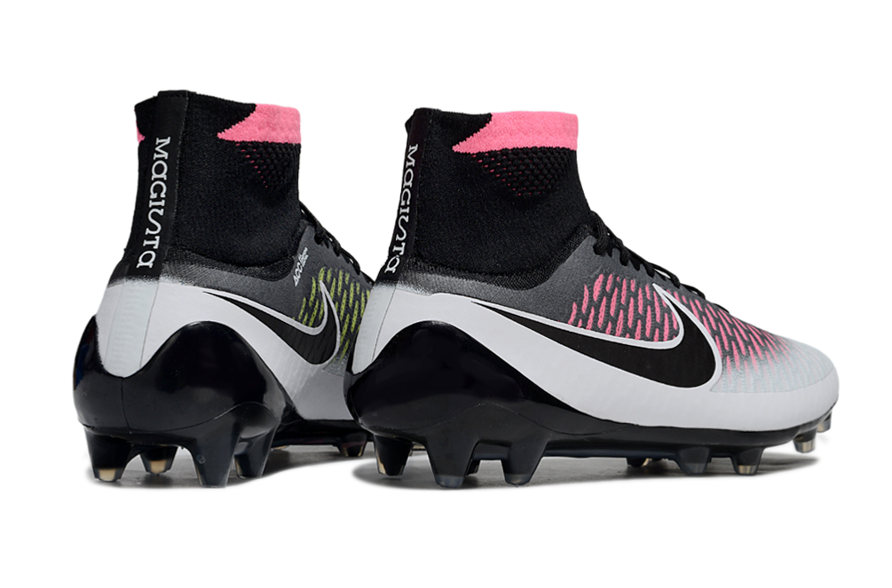 Crampons Magista Obra ACC de Le 12-ème Maillot, fixation robuste pour chaussures de sport d'hiver, visibles sur l'image.